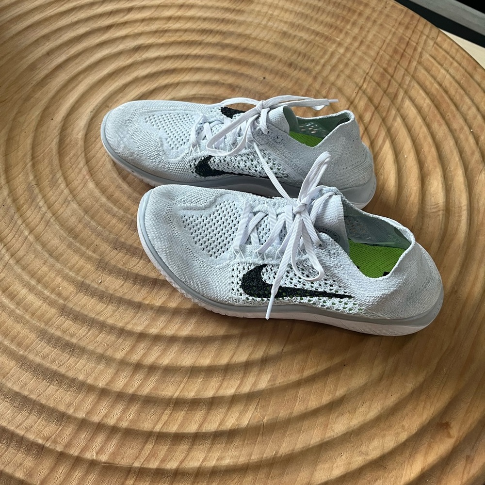 Women’s Nike Free Runs 9.5